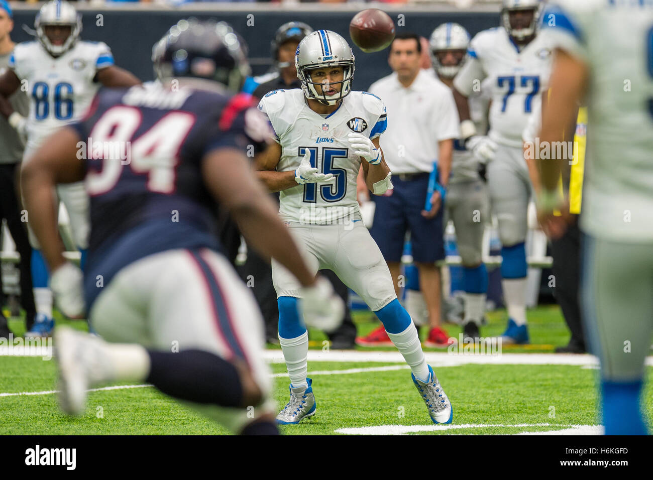 Houston, Texas, Stati Uniti d'America. 30 ott 2016. Detroit Lions ricevente larga Golden Tate (15) fa una dichiarazione delle catture durante il secondo trimestre di un gioco di NFL tra Houston Texans e il Detroit Lions a NRG Stadium di Houston, TX su Ottobre 30th, 2016. I Texans hanno vinto il gioco 20-13. Credito: Trask Smith/ZUMA filo/Alamy Live News Foto Stock