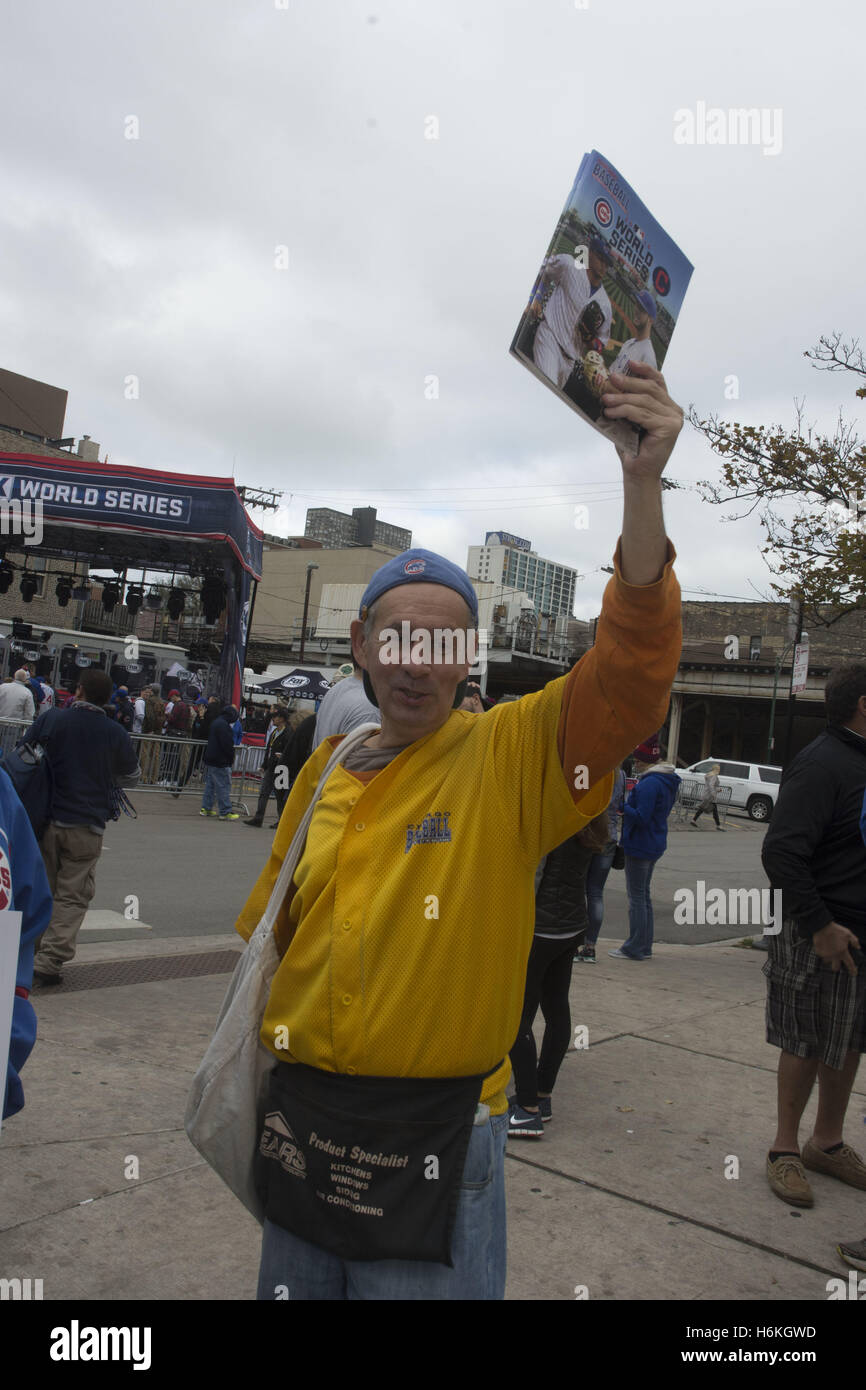 Chicago, IL, Stati Uniti d'America. 30 ott 2016. I fan del Cubs raccogliere vicino a Wrigley Field il 30 ottobre 2016. Il quinto gioco della serie mondiale avviene a ''l'amichevole confini.'' su Chicago il lato nord. I cuccioli devono vincere in questo gioco per rimanere nella serie. Punteggio di gioco della serie a data è Cleveland Indians 3 ai cubs 1. Ci sono stati alcuni siti insolita intorno allo stadio - un capro vivo ricordando le persone del caprone maledizione, Teddy Roosevelt camminano intorno e Harry portare e Ron Santo statue cuccioli di indossare magliette. Nella foto: ''Fartin'' Martin Plesha hawking World Series programmi di credito (Immagine: © Karen Foto Stock