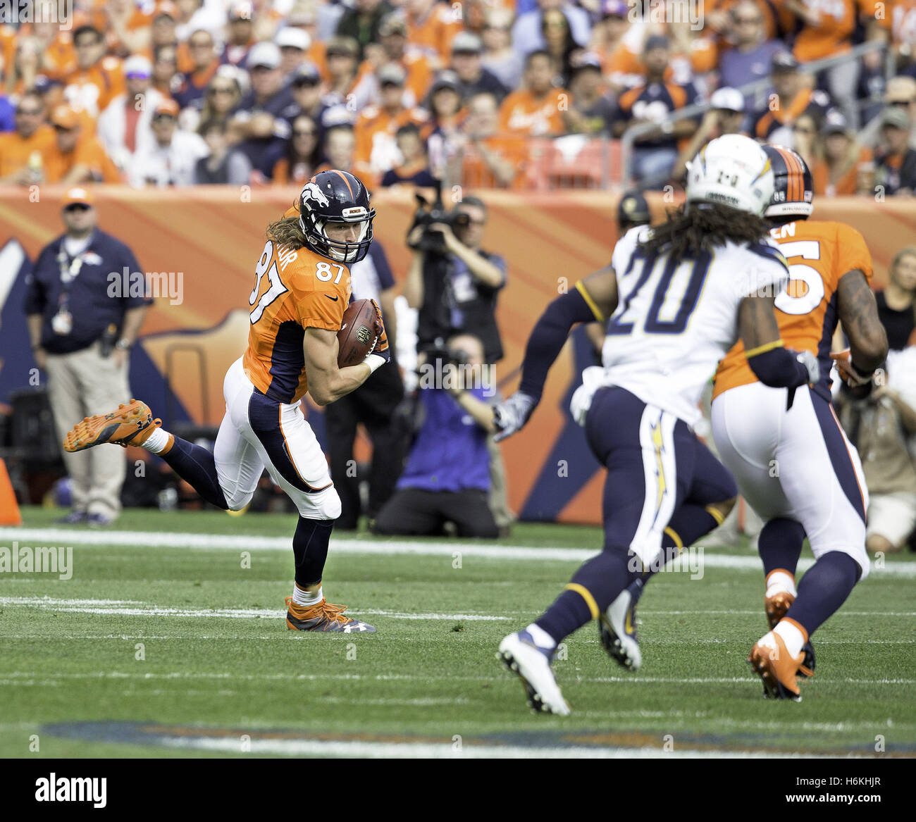 Denver, Colorado, Stati Uniti d'America. 30 ott 2016. Broncos WR JOARDAN TAYLOR, sinistra, si ritiene che le catture di un passaggio durante la 1a. Mezza a autorità sportive Field at Mile High domenica pomeriggio. I Broncos battere i caricatori 27-19. Credito: Hector Acevedo/ZUMA filo/Alamy Live News Foto Stock