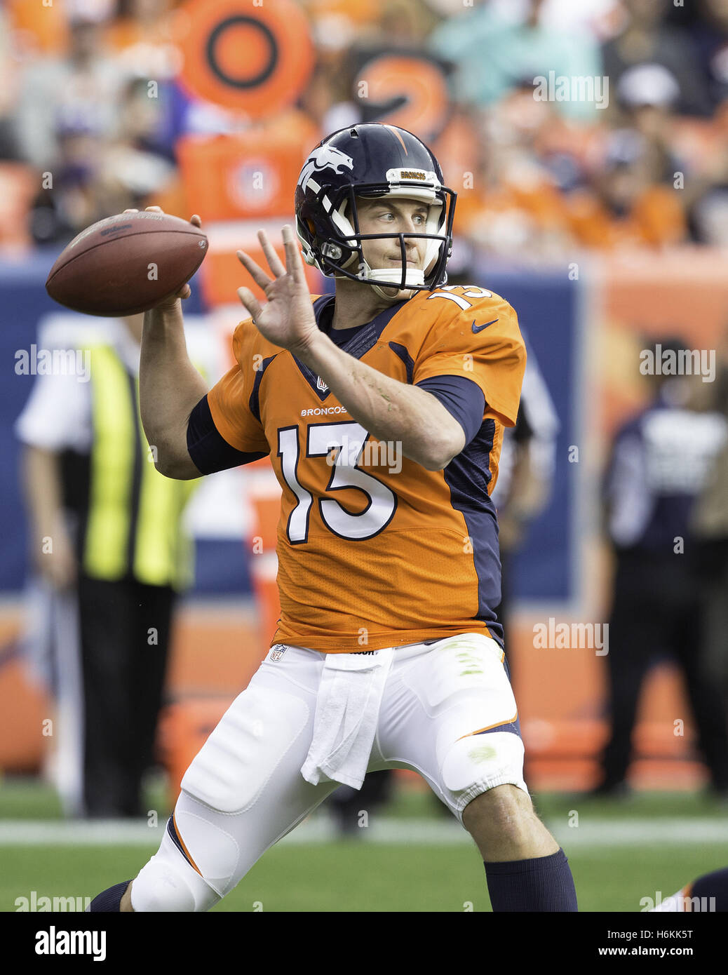 Denver, Colorado, Stati Uniti d'America. 30 ott 2016. Broncos QB TREVOR SIEMIAN si prepara a lanciare un pass durante la 1a. Mezza a autorità sportive Field at Mile High domenica pomeriggio. I Broncos battere i caricatori 27-19. Credito: Hector Acevedo/ZUMA filo/Alamy Live News Foto Stock