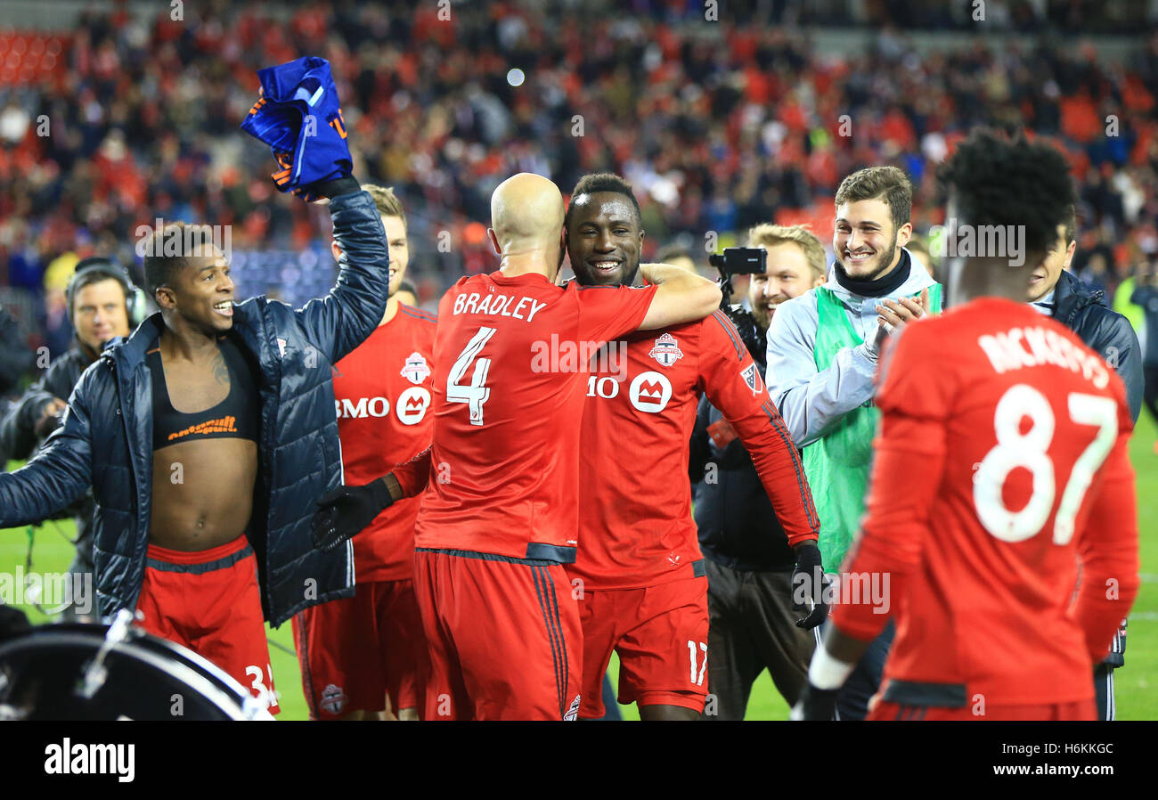 Toronto, Canada. 30 ott 2016. Jozy Altidore (C) di Toronto FC celebra la vittoria con i compagni di squadra dopo il congresso orientale semifinali gamba-1 partita del 2016 Major League Soccer (MLS) contro New York City FC a Toronto in Canada, Ottobre 30, 2016. Toronto FC ha vinto 2-0. Credito: Zou Zheng/Xinhua/Alamy Live News Foto Stock