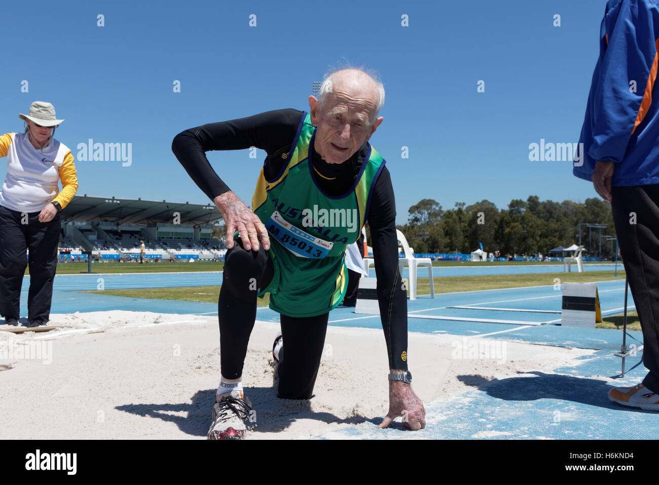 Perth, Australia. 31 ott 2016. PERTH, AUSTRALIA. Ottobre 31, 2016. Derry Foley dell Australia compete nel salto in lungo evento per la mens 85-89 anni category presso i padroni del mondo di atletica. Credito: Trevor Collens/Alamy Live News Foto Stock