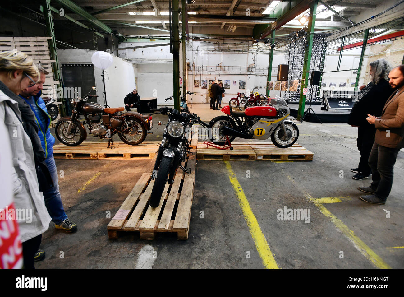 Praga, Repubblica Ceca. 29 ott 2016. Inizio di due giorni di mostra di motociclette di tutti guidare moto mostra e apertura della nuova sala polivalente per le persone creative che ha avuto luogo a Praga Repubblica Ceca, Ottobre 29, 2016. © Roman Vondrous/CTK foto/Alamy Live News Foto Stock