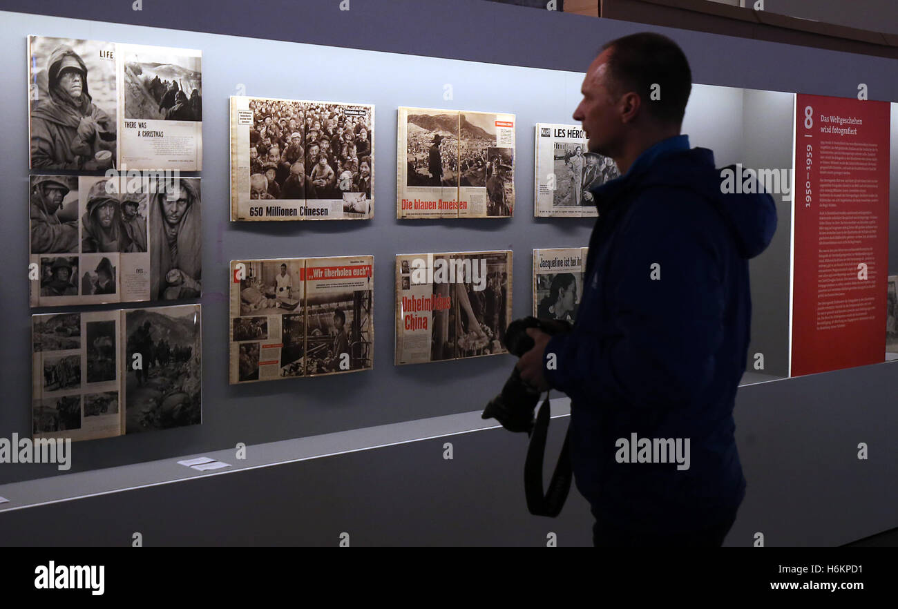 Berlino, Germania. 31 ott 2016. Un fotografo viste la mostra 'Kiosk. Robert Lebeck collezione. Una storia di reportage fotografico 1939-1973' nell'Ullsteinhaus a Berlino (Germania), 31 ottobre 2016. "Chiosco" è la documentazione della storia della fotografia di reportage e descrive come il mezzo della fotografia si è attaccato al mezzo del giornale. Robert Lebeck (1929-2014) raccolta contiene oltre 30.000 articoli. Foto: WOLFGANG KUMM/dpa/Alamy Live News Foto Stock