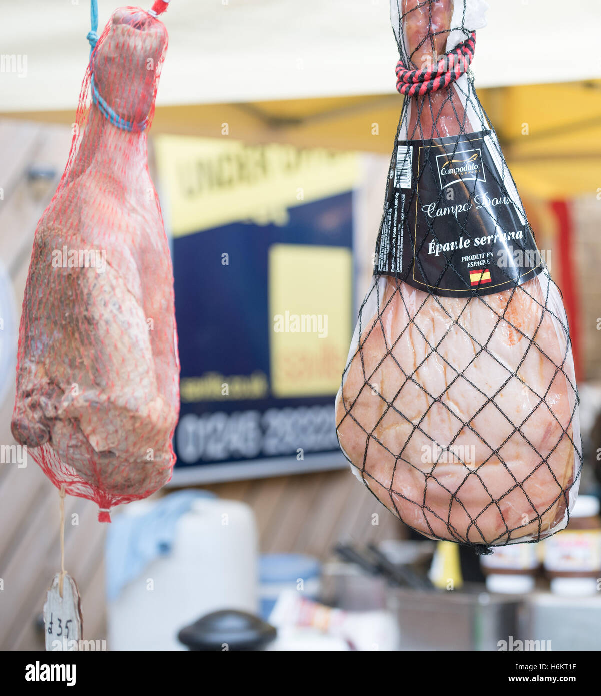 Il prosciutto per la vendita, Francese Street Market, Brentwood, Essex Foto Stock