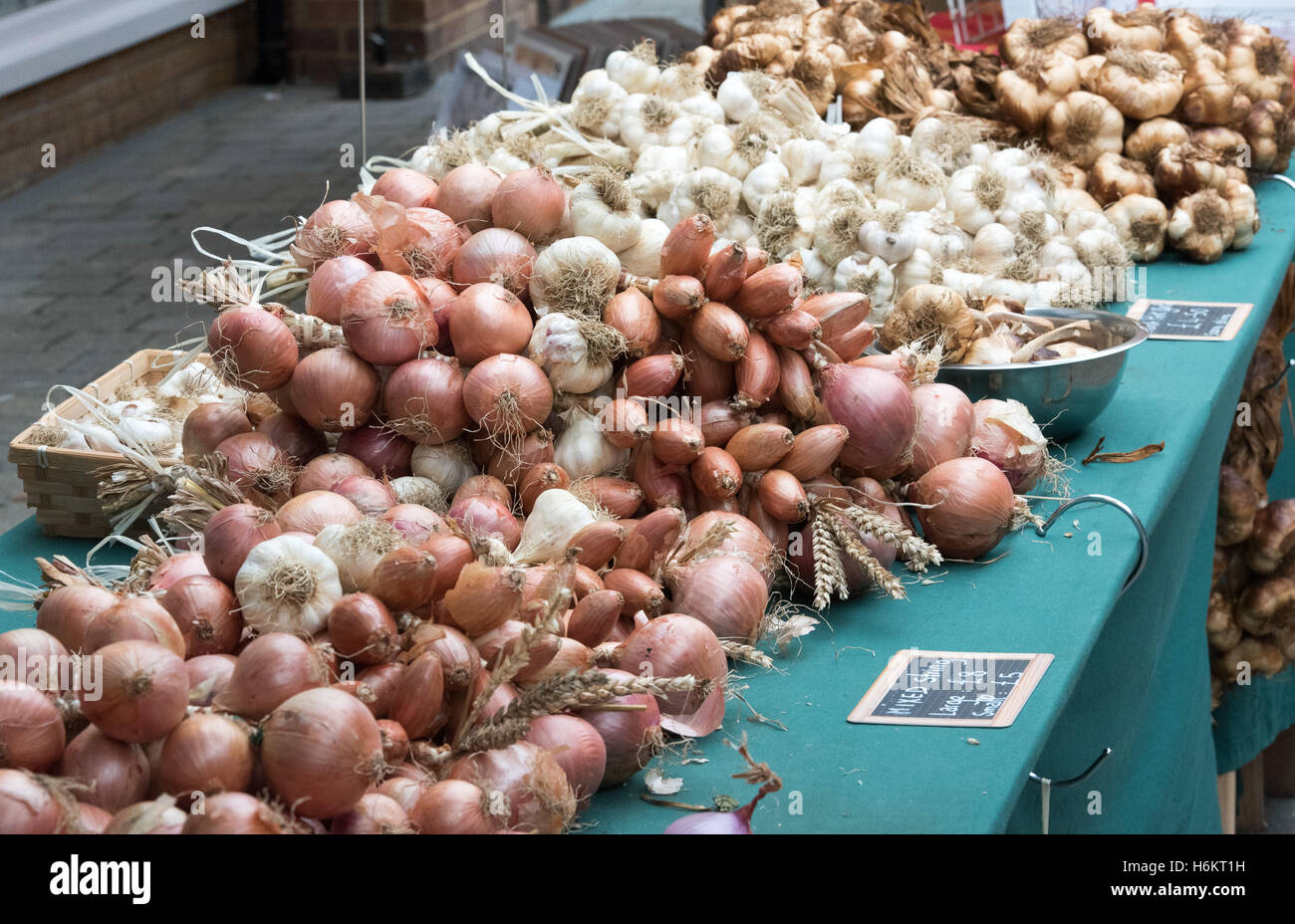 Cipolle per la vendita, francese street market, Brentwood, Essex Foto Stock