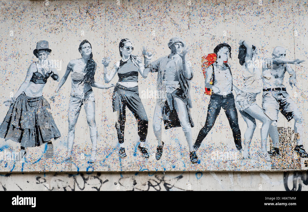 Arte di strada sul muro nel quartiere Mitte di Berlino Germania Foto Stock
