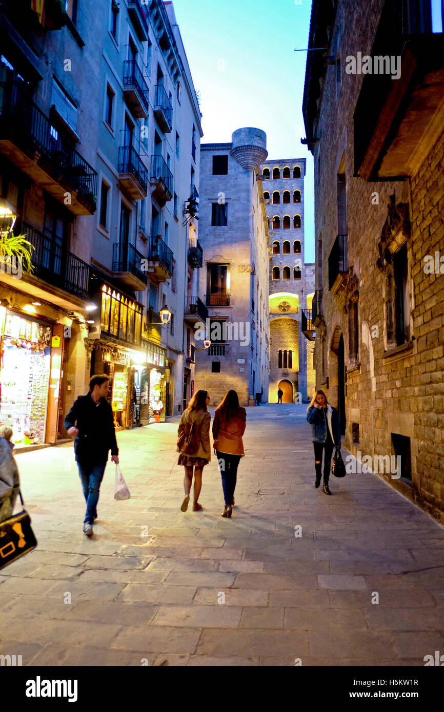 La gente che camminava per strada e il quartiere Gotico di Barcellona, Spagna Foto Stock