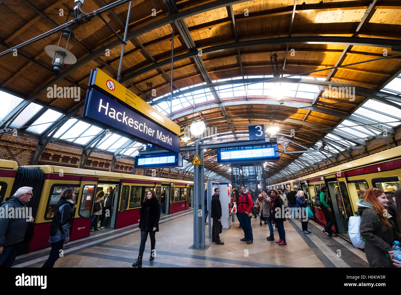 La piattaforma e i treni di superficie S-Bahn a Hackescher Markt della stazione ferroviaria di Berlino Germania Foto Stock