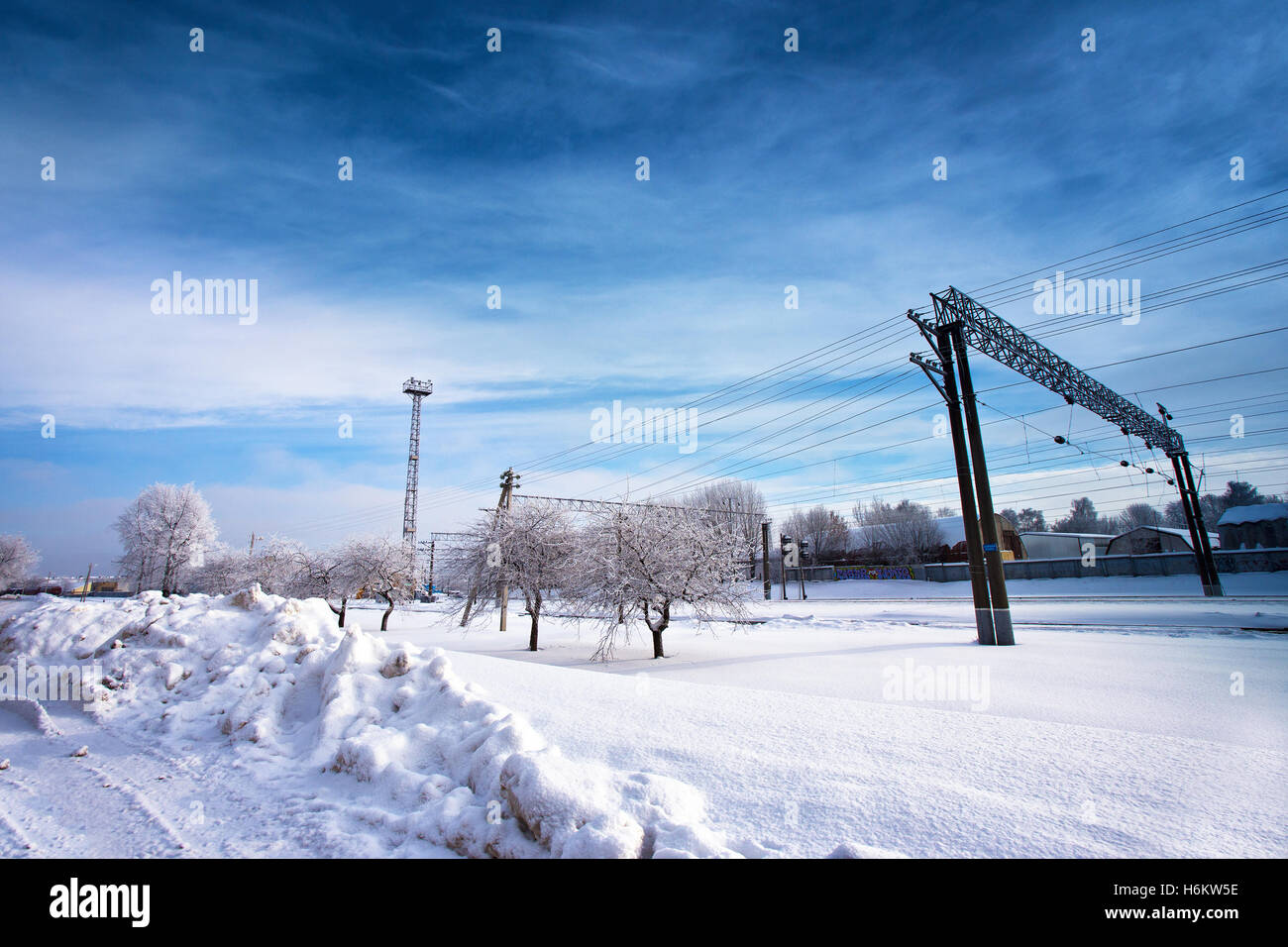 Stazione ferroviaria d'inverno. Coperte di neve scena urbana in Bielorussia Foto Stock