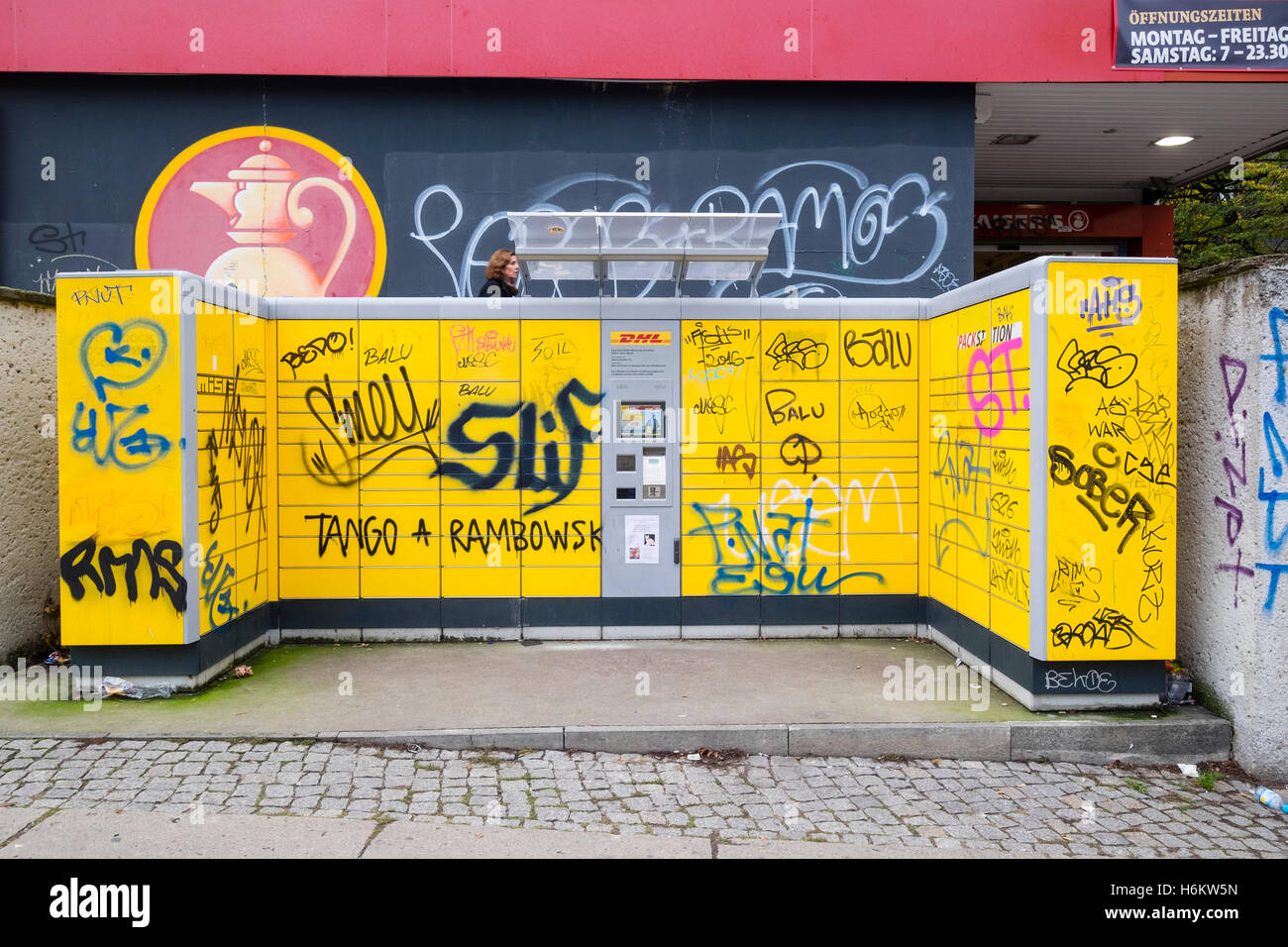DHL self service parcel cadere gli armadietti coperto di graffiti a Berlino Germania Foto Stock