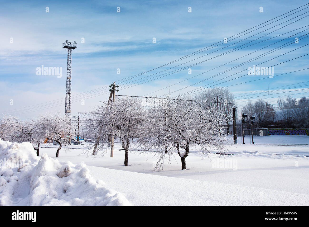 Stazione ferroviaria d'inverno. Coperte di neve scena urbana in Bielorussia Foto Stock