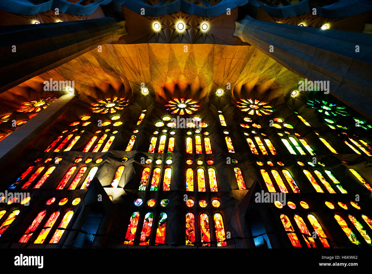Una colorata delle vetrate colorate all'interno della Sagrada Familia di Barcellona, Spagna Foto Stock