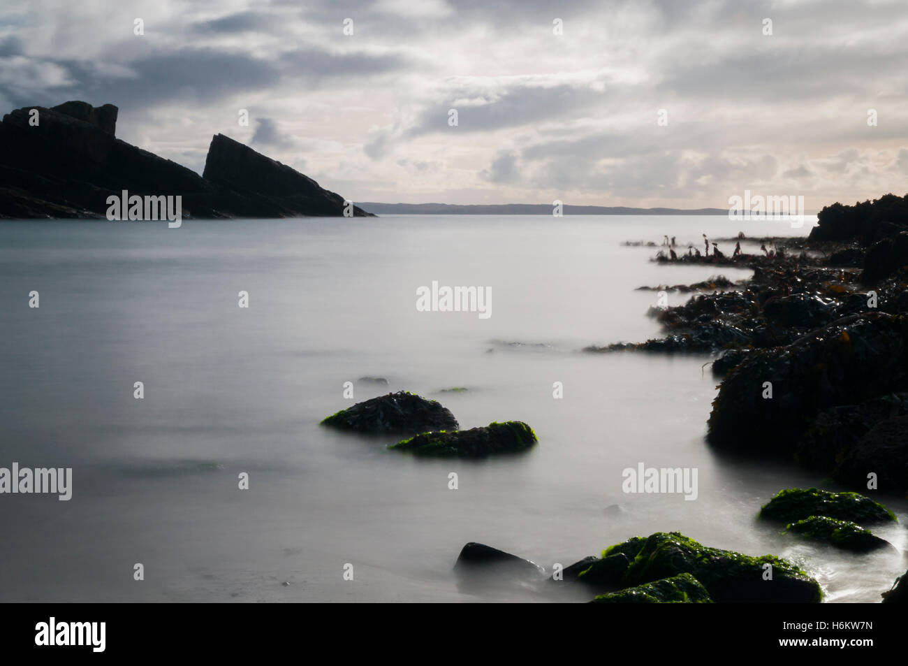 A n immagine di Clachtoll bay e Split Rock usando un arresto 10 filtro per creare l'illusione di movimento. Foto Stock