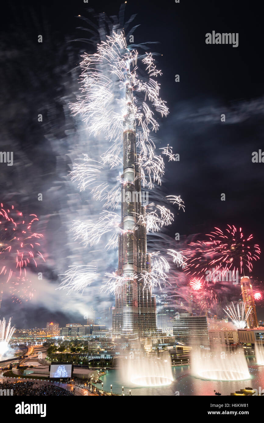 Fuochi d'artificio sparato dal Burj Khalifa Tower a mezzanotte del 31 dicembre 2013 per celebrare il nuovo anno 2014 in Dubai United Arab Emirat Foto Stock