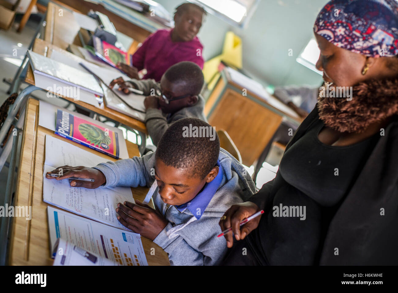 Lezione di inglese per non vedenti gli studenti di Eluwa scuola speciale in Ongwediva, Namibia Foto Stock