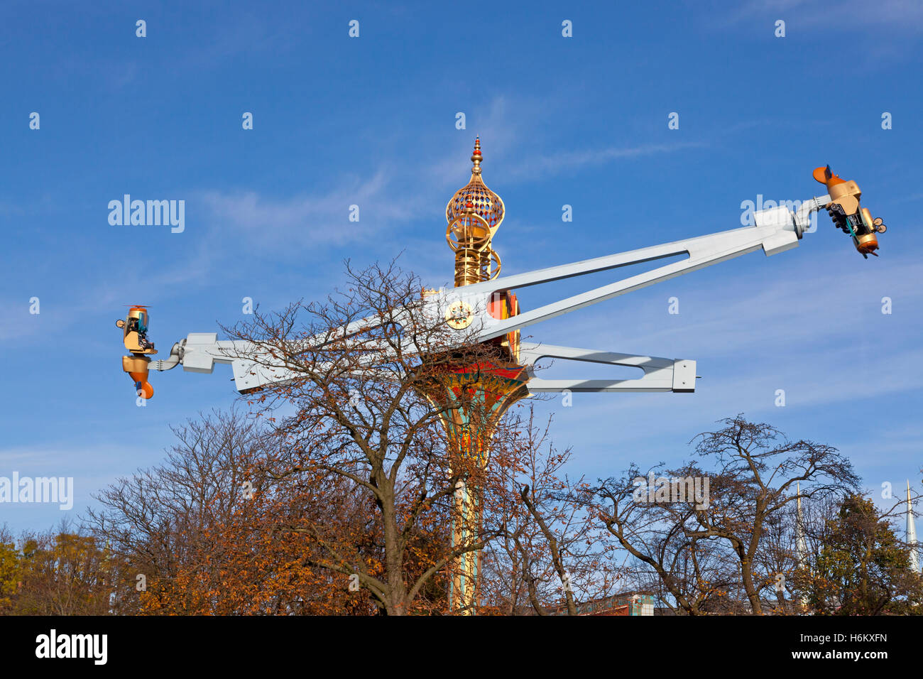 La vertigine ride in giardini di Tivoli, Copenhagen, Danimarca, in autunno durante il tema Halloween stagione. Foto Stock