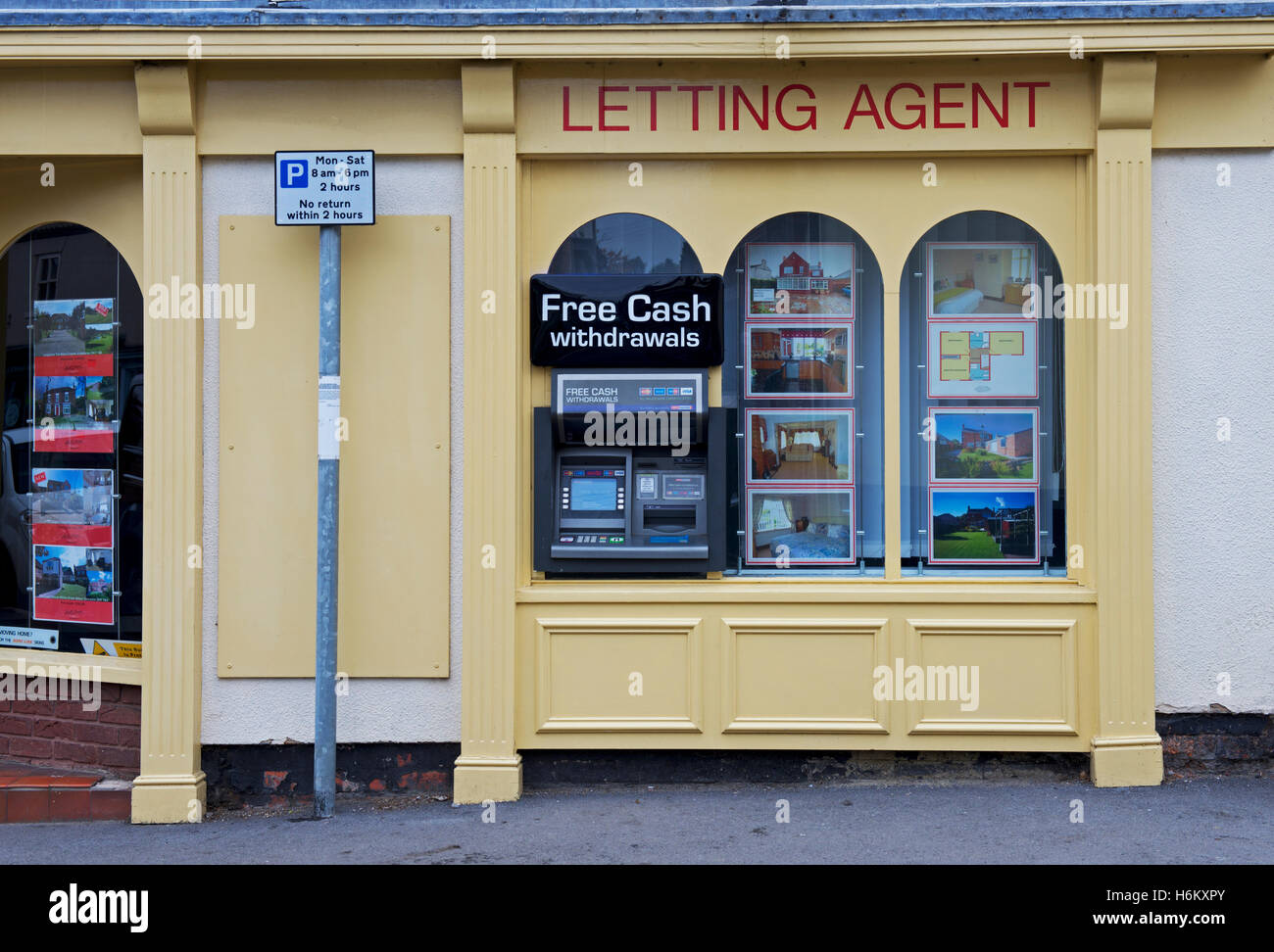 Cassa automatica incorporato in un agente immobiliare della finestra, in Inghilterra, Regno Unito Foto Stock