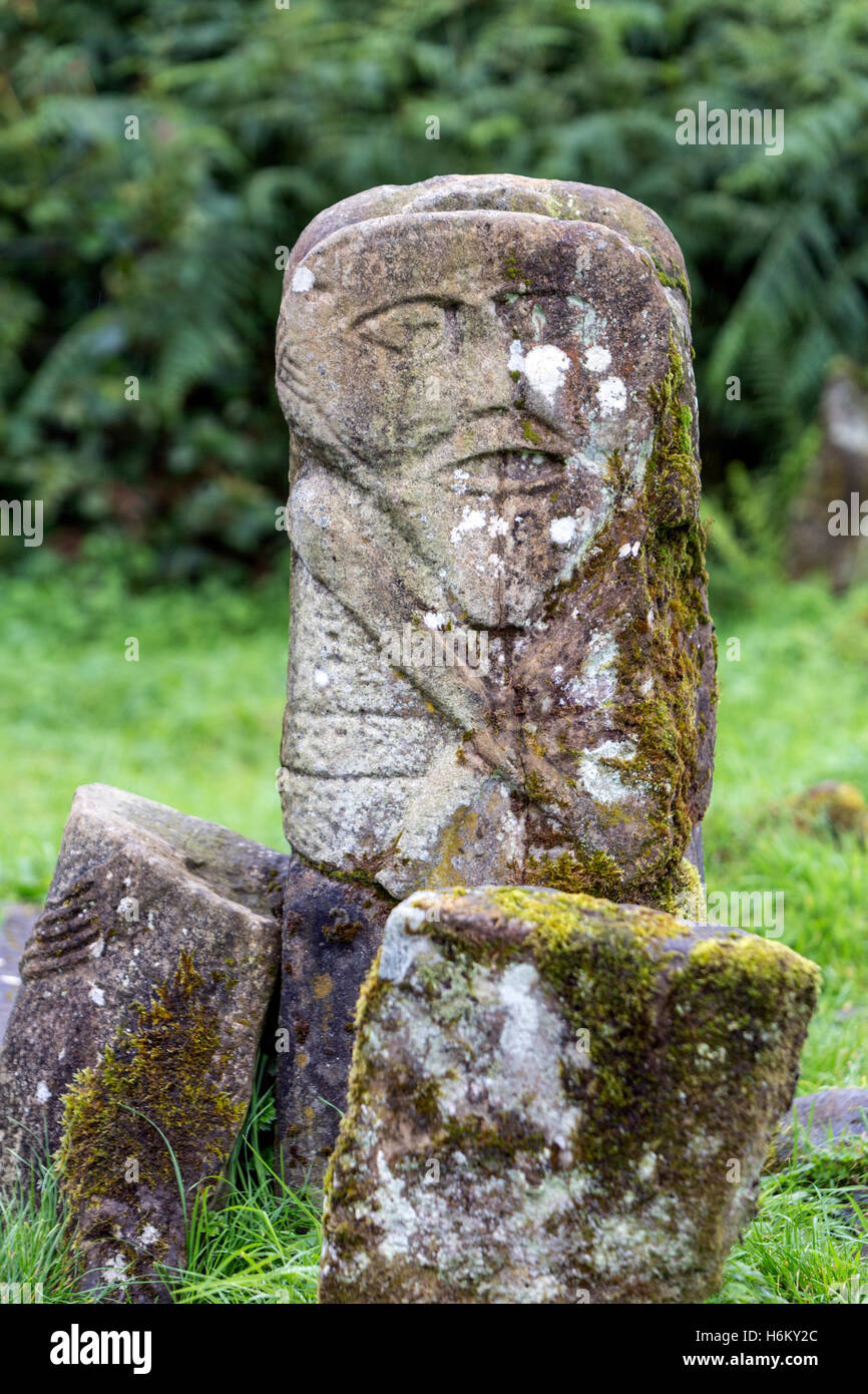 La boa bilaterali isola figura al cimitero Caldragh, Boa Isola, Irlanda del Nord, Regno Unito Foto Stock