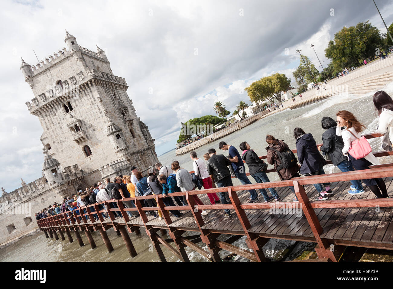 I turisti in coda per la Torre di Belem, Lisbona, Portogallo Foto Stock