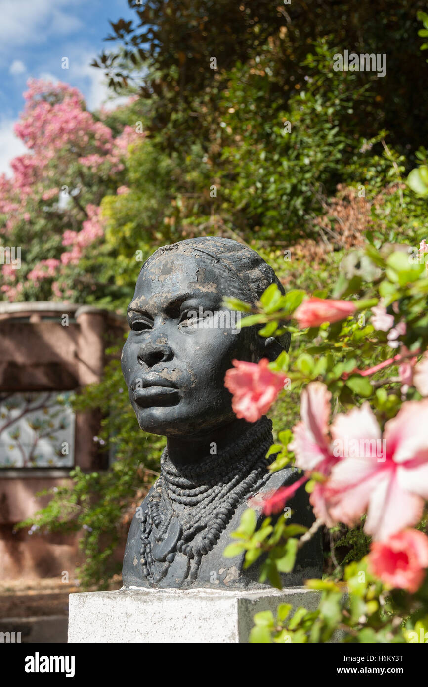 Statua, botanico giardini tropicali (Giardino coloniale), Belem, Lisbona, Portogallo Foto Stock