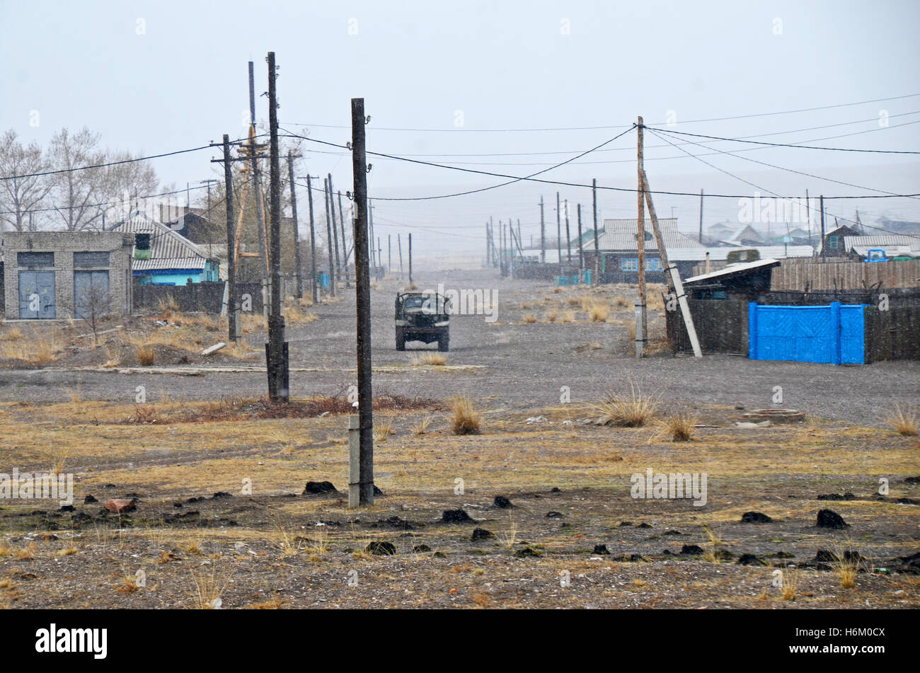 Il carrello si muove verso il basso una strada sterrata, Siberia, Russia Foto Stock