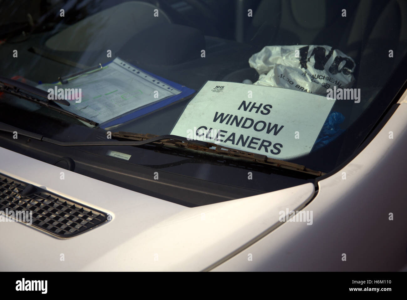 NHS window cleaners avviso nel furgone bianco cruscotto finestra Foto Stock
