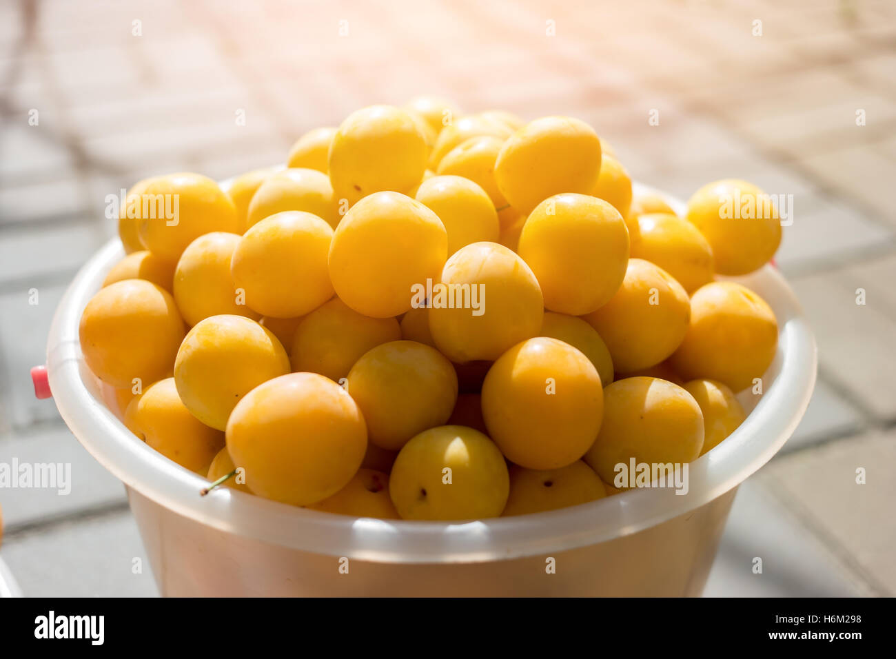 Piccoli frutti gialli Foto stock - Alamy