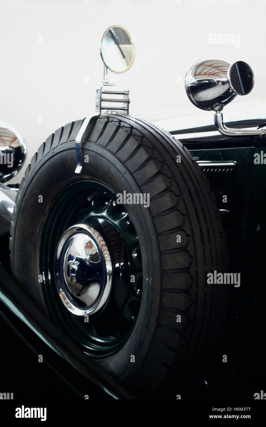 Vintage,la ruota di scorta con specchietto retrovisore Foto Stock