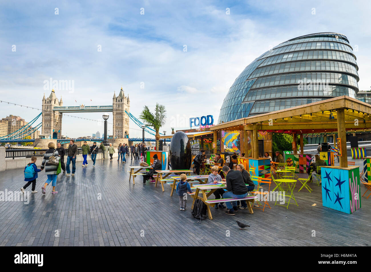 Londra - 28 ottobre 2016: i visitatori di approfittare di un pop-up food stand nella parte anteriore del Tower Bridge e il Municipio. Foto Stock