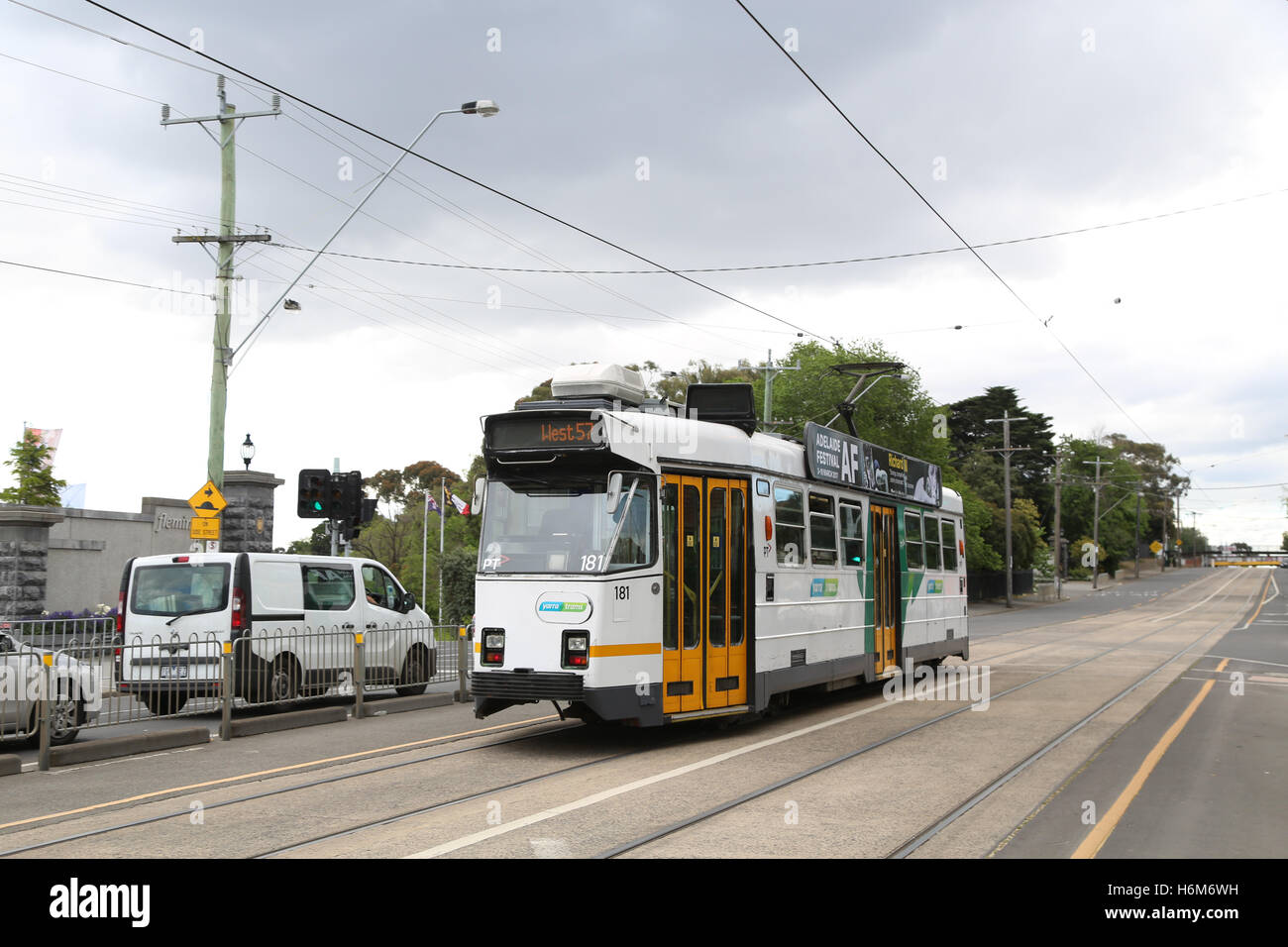 Il percorso 57 tram su Epsom Road, Melbourne va passato Flemington Racecourse, vicino a Flemington Drive. Foto Stock