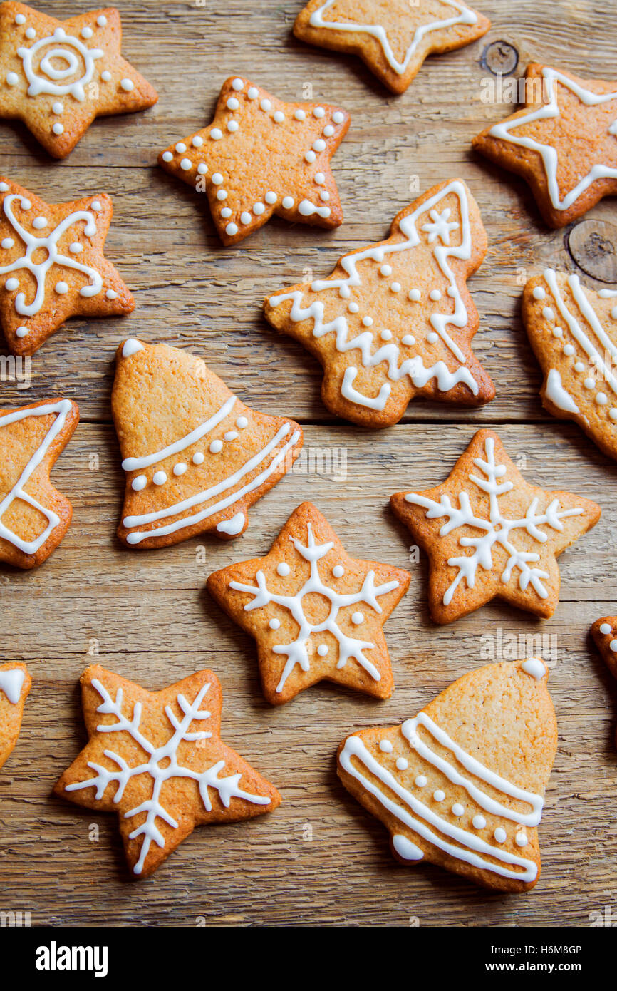 Natale gingerbread cookie sul tavolo in legno - Natale in casa panificio di festa Foto Stock