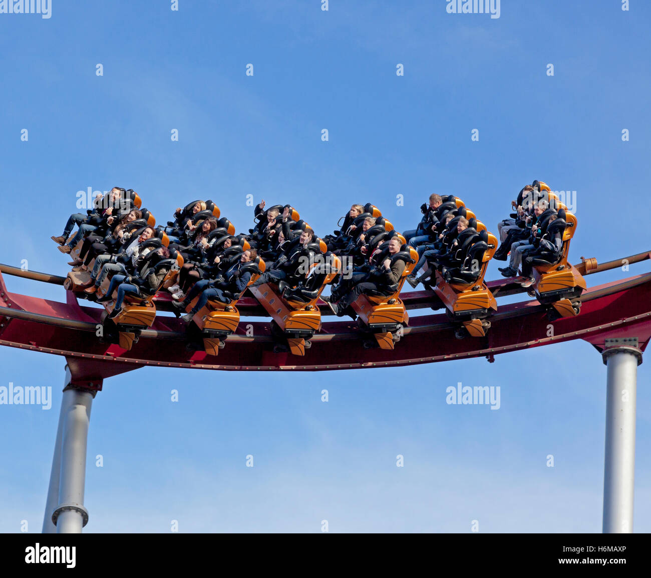 Daemonen, il Demone rullo-coaster ride, nei giardini di Tivoli a Copenaghen su un soleggiato alla fine di ottobre giornata nella stagione di Halloween. Foto Stock