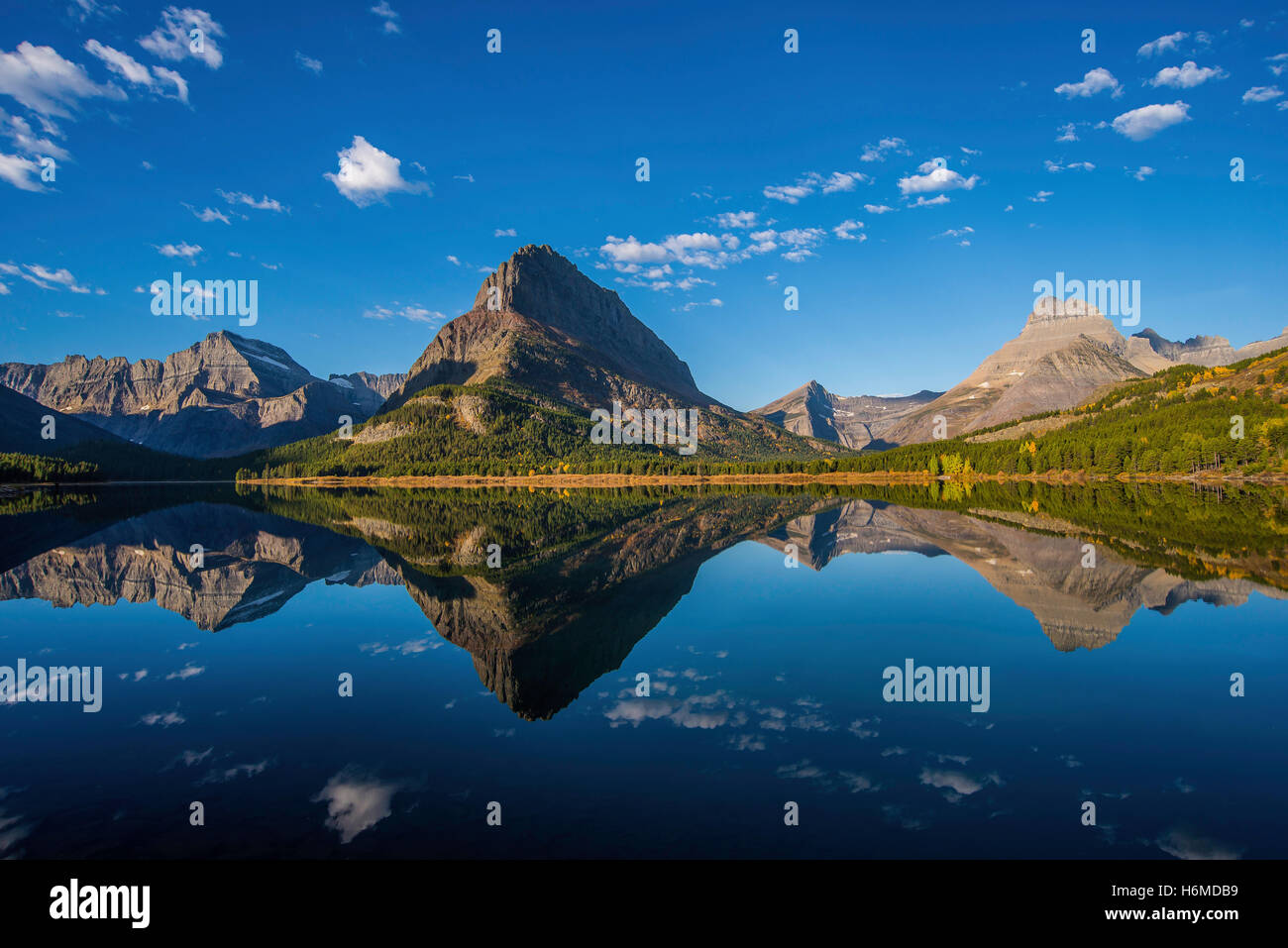 Riflessione di Mt Wilbur, Swiftcurrent lago, molti regione dei ghiacciai, il Parco Nazionale di Glacier, Montana, USA Foto Stock