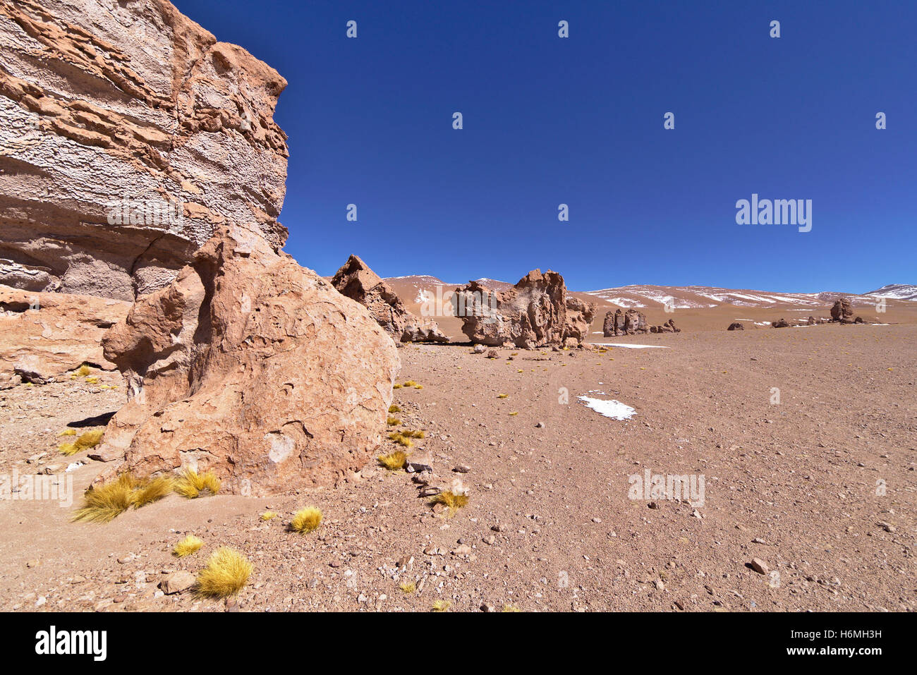 Erosione scolpito rocce rosse nel deserto sotto un bel cielo pulito. Foto Stock