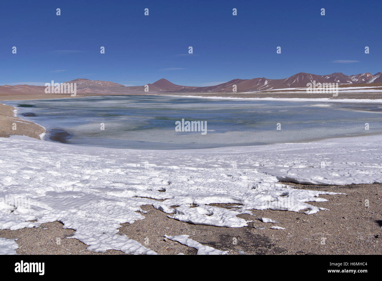 Salar de Pujsa con la neve e il lago di acqua salata. Foto Stock