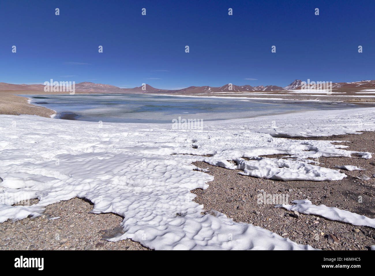 Salar de Pujsa con la neve e il lago di acqua salata. Foto Stock