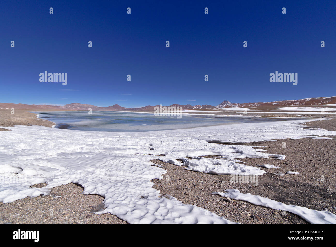Salar de Pujsa con la neve e il lago di acqua salata. Foto Stock