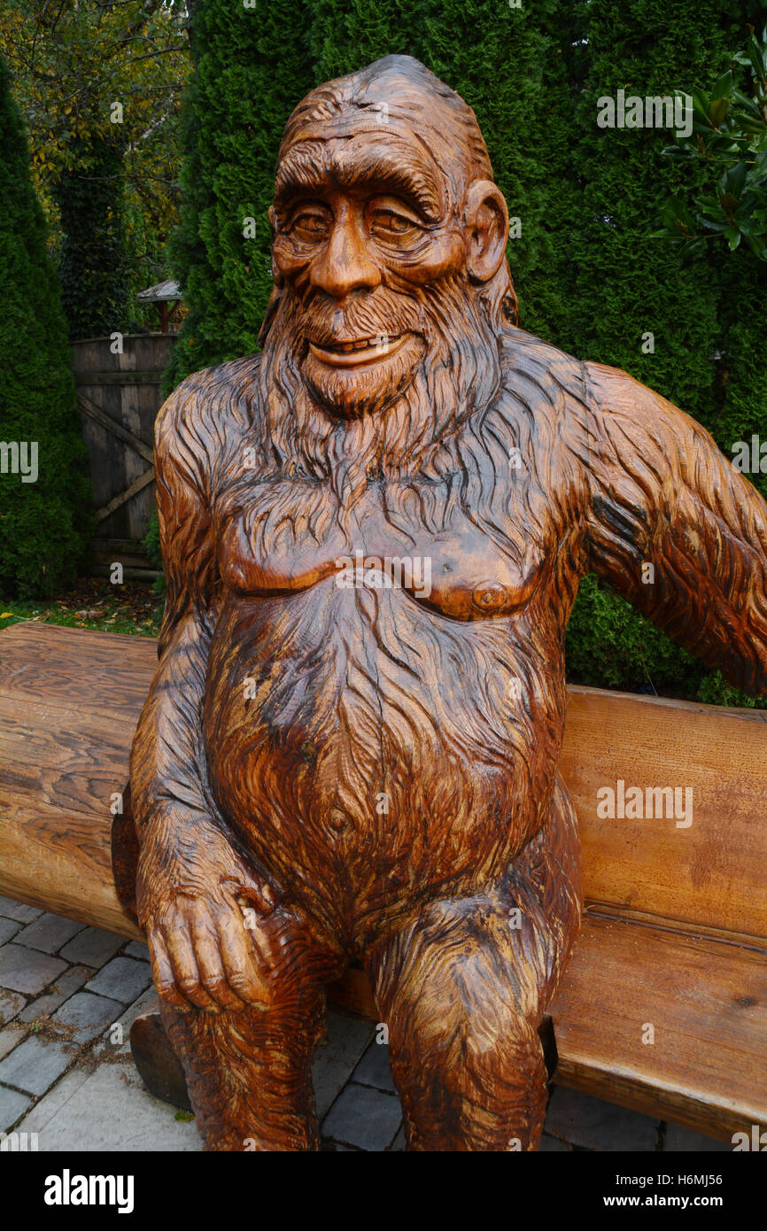 Una statua di un Bigfoot o Sasquatch all'ingresso del deserto città di Harrison Hot Springs, British Columbia, Canada. Foto Stock
