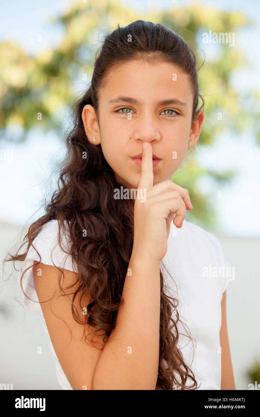 Bella ragazza adolescente ordinazione di silenzio per esterno Foto Stock