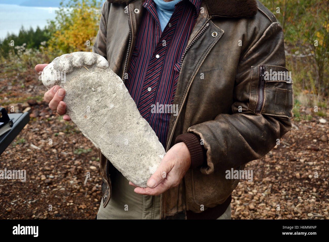 Un Sasquatch hunter contiene un calco in gesso di un presunto Bigfoot via nei pressi di Harrison Hot Springs, British Columbia, Canada. Foto Stock