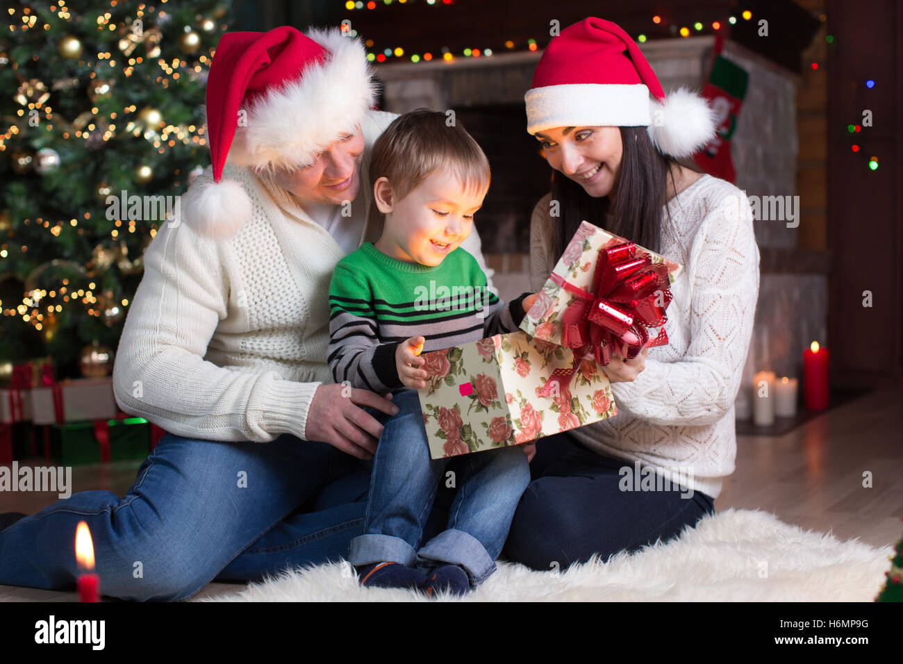 Vacanze, presenta il concetto di natale - happy Family - madre, padre e kid boy confezione regalo Foto Stock