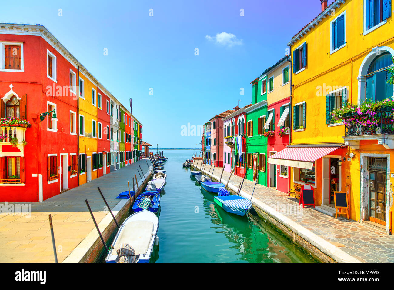 Punto di riferimento di Venezia, Isola di Burano canal, case colorate e le barche, Italia. Fotografie con lunghi tempi di esposizione Foto Stock