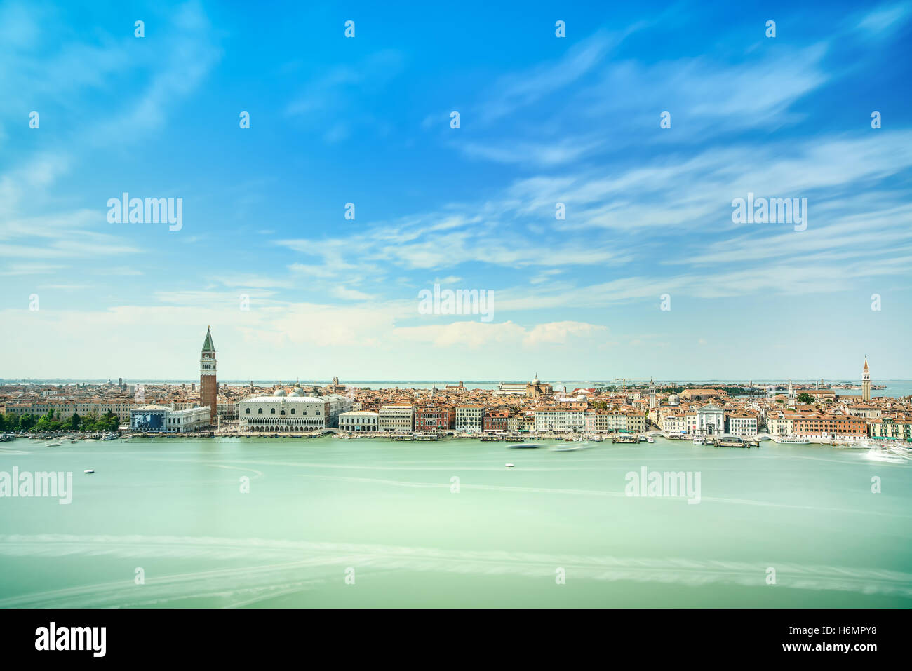 Venezia landmark, vista aerea di Piazza San Marco o San Marco, il campanile e la Ducale o Palazzo Ducale. L'Italia, l'Europa. Lunga Exp Foto Stock
