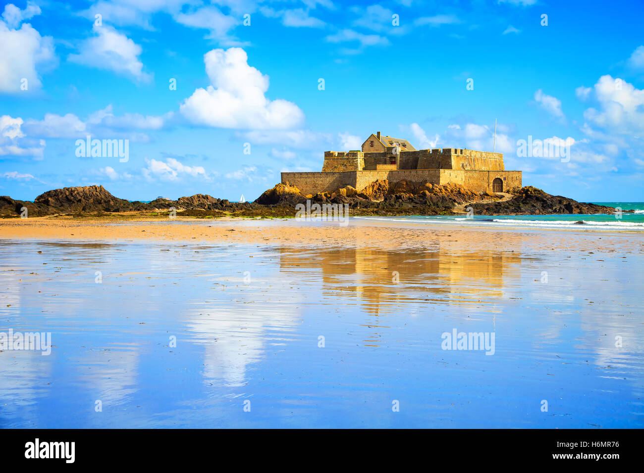 Saint Malo, Fort National e spiaggia durante la bassa marea. La Bretagna, in Francia, in Europa. Foto Stock
