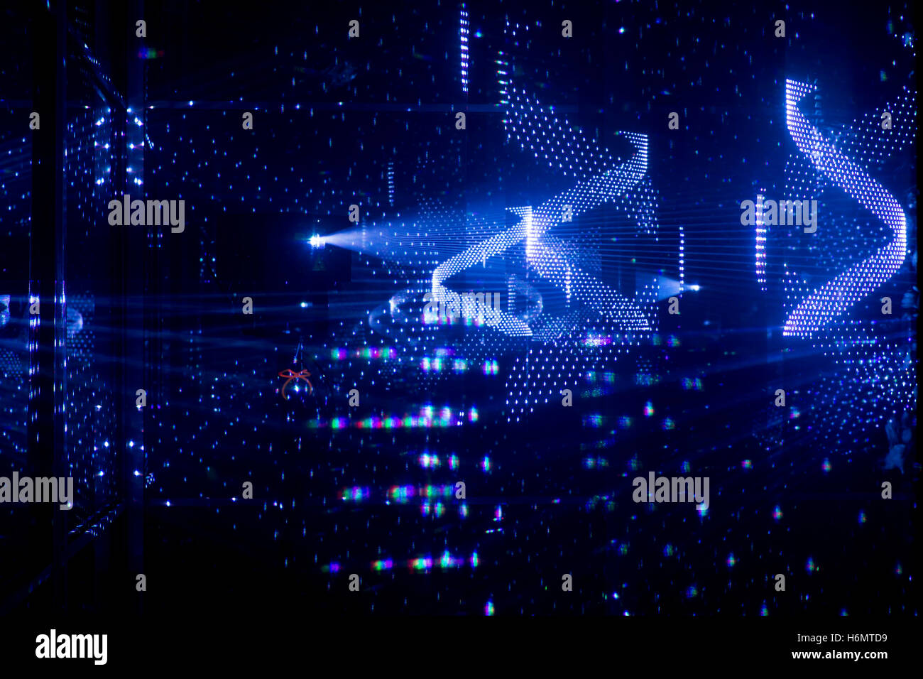 Abstract raggi blu futuristico texture di sfondo blu, luci laser, astratto neon blu croce su sfondo nero Foto Stock