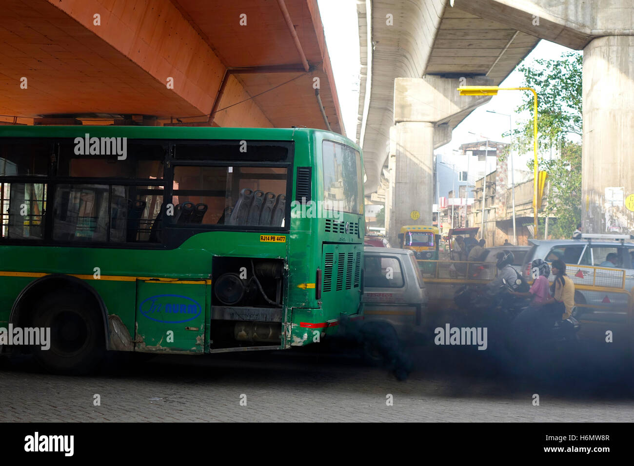 Il rilascio del bus nero scuro e dallo smog strada inquinanti e le strade della città, India Foto Stock