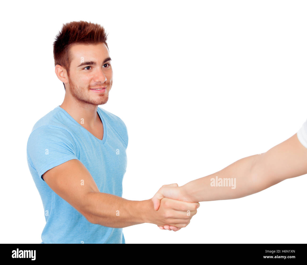 Giovane uomo venire ai termini con una stretta di mano isolata su uno sfondo bianco Foto Stock