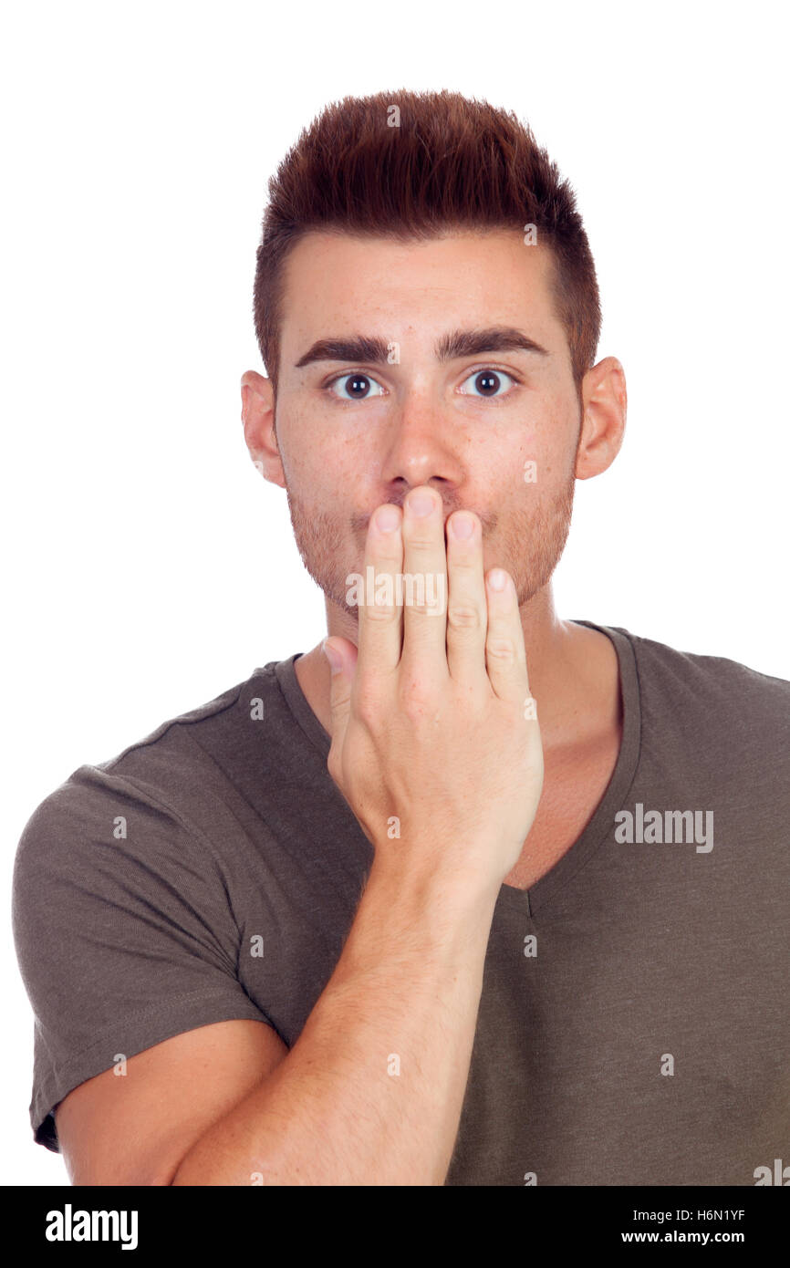 Ritratto di giovane uomo che copre la bocca con la mano su sfondo bianco Foto Stock