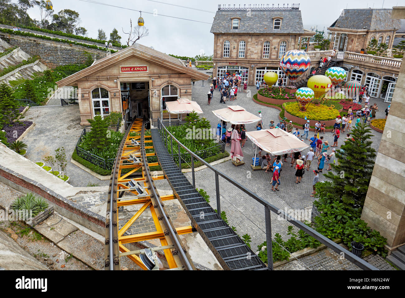 Dalla stazione della funicolare. Ba Na Hills Resort di montagna, Da Nang, Vietnam. Foto Stock